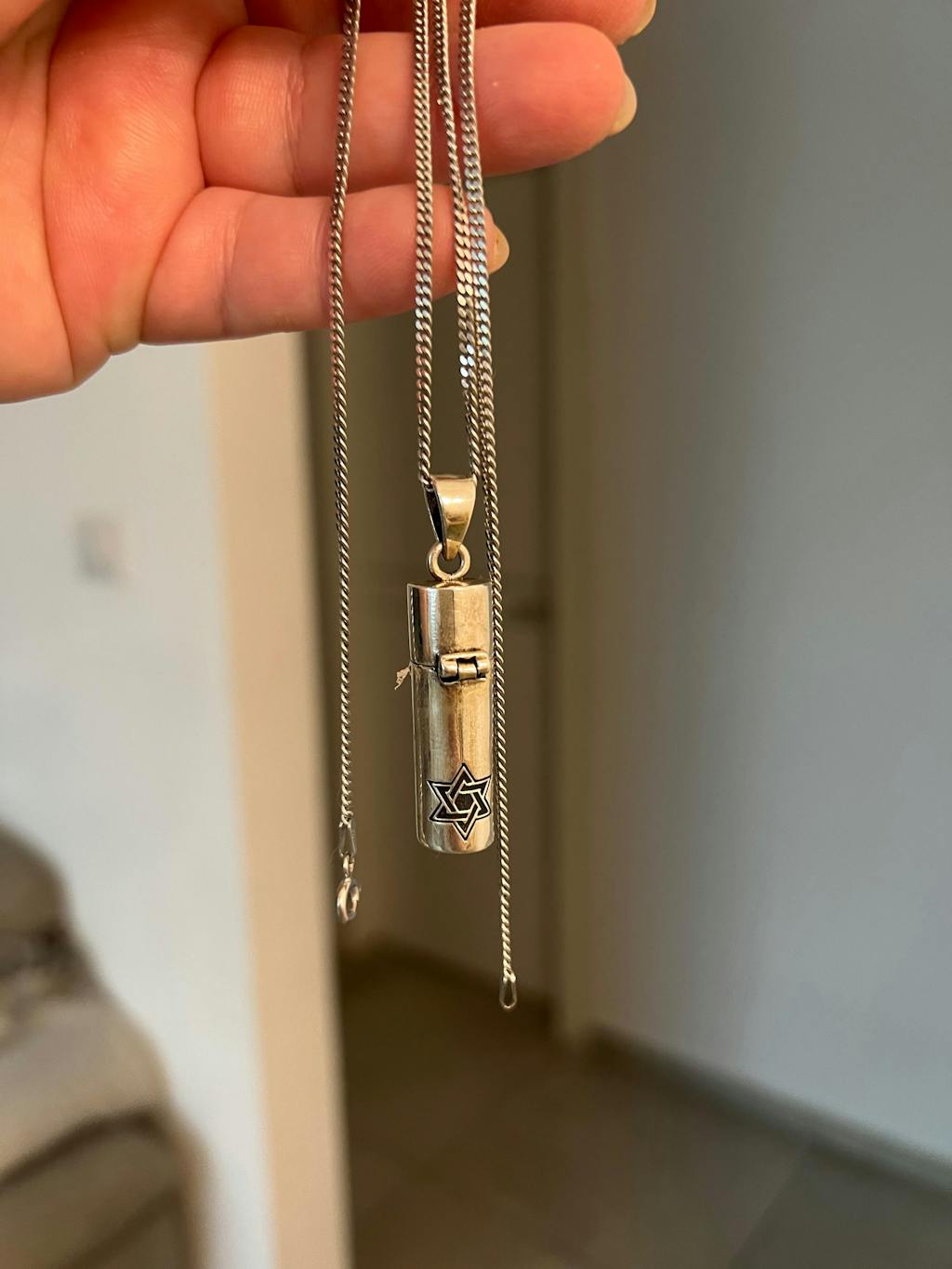 שרשרת מזוזה לגבר (3.5*1 ס"מ) נפתחת "האש שלי תוקד..." מכסף 925 סטרלינג