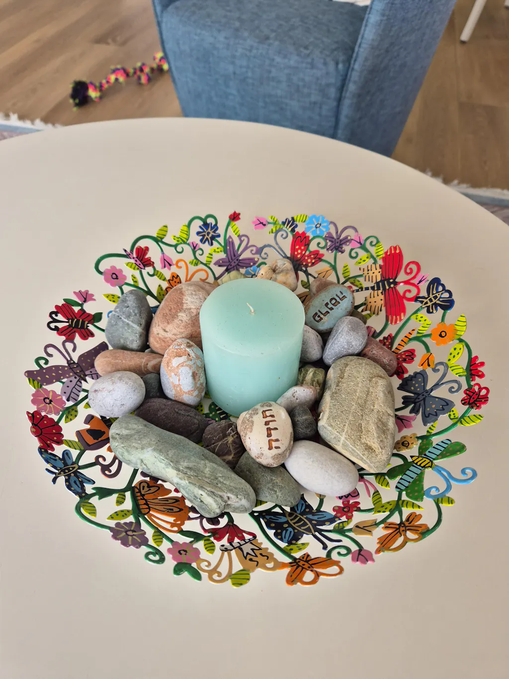 קערת פרפרים ופרחים ( 25*30*5 ס"מ ) ממתכת העשויה מעשרות פרפרים ופרחים צבעוניים בחיתוך לייזר מדויק וצביעה ידנית. מעוצב ע"י האומן יאיר עמנואל