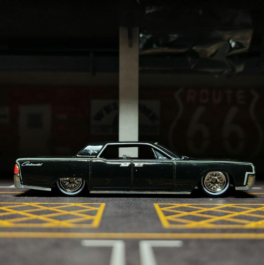 HOT WHEELS - PREMIUM - 64 LINCOLN CONTINENTAL - THE MATRIX