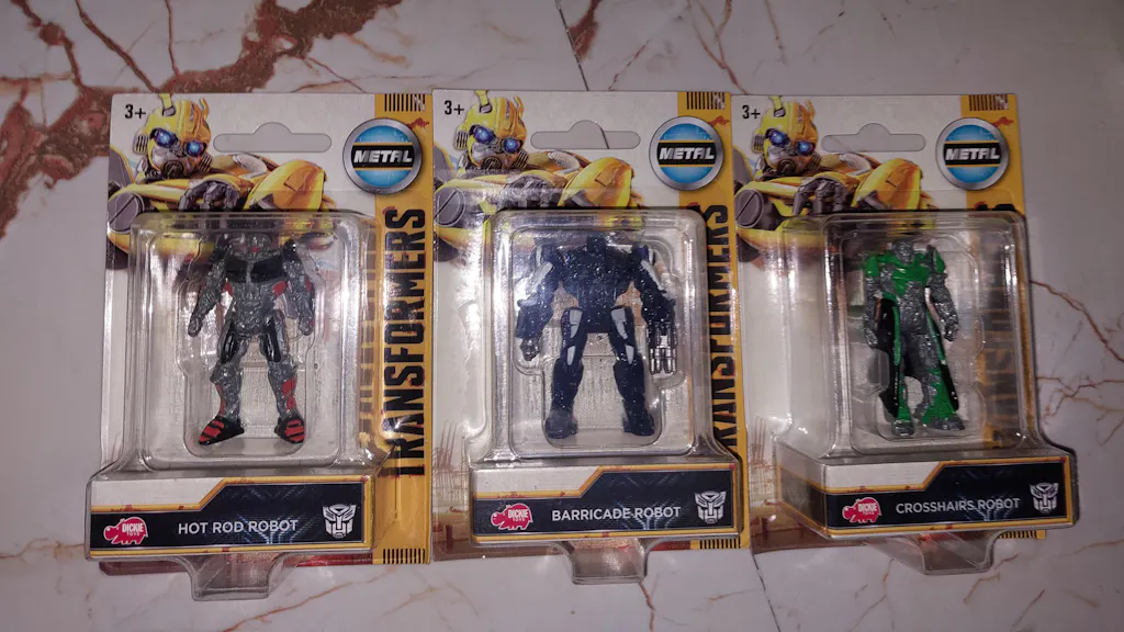 PAINT ISSUE - METAL TRANSFORMERS BUMBLEBEE FIGURINE - 6.5 cm HEIGHT.