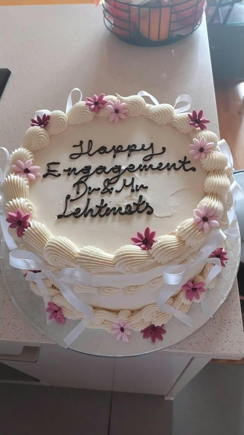 Lambeth Celebration Cake - White