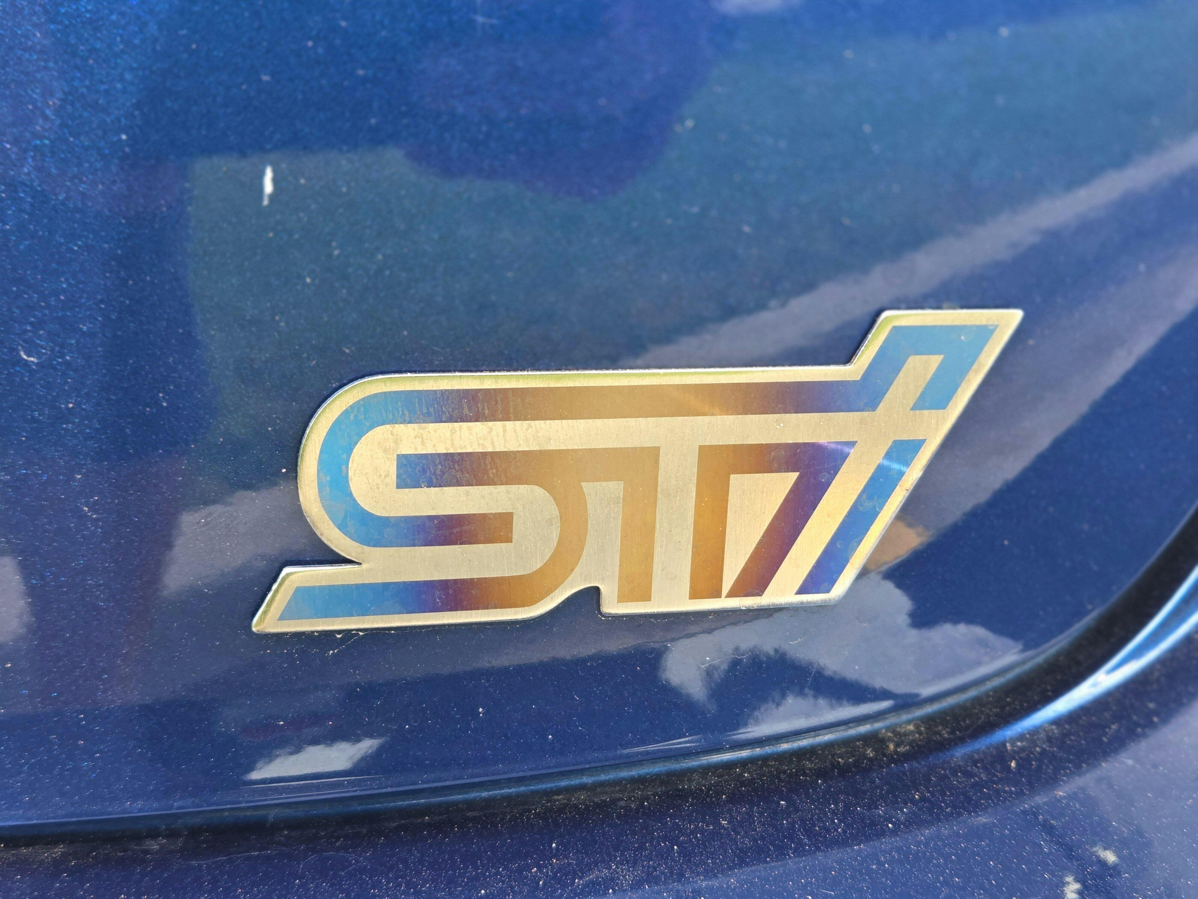 スバル WRX STi 2015+ アクセサリー | チタン トランク バッジ | JD