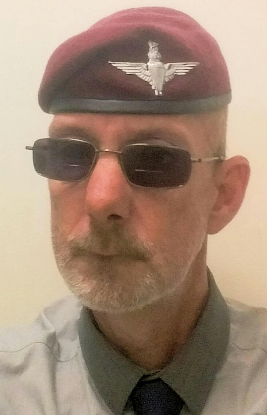 Para Regiment Cap Badge with Kings Tudor Crown | John Bulls