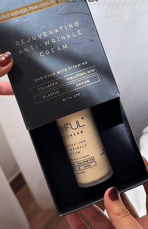 جويفل كريم لعلاج التجاعيد و تجديد خلايا البشرة بالكولاجين و الكافيار