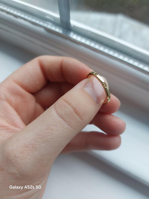 Balans Diamond Station Band Ring In Gold