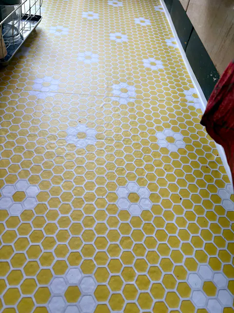 貼ってはがせる 床リメイクシート「Hatte me Floor (ハッテミーフロア)」ヘキサモザイク(65cm×1mサイズ) イエローお花