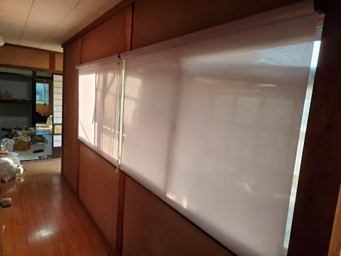 ロールスクリーン 洗える 採光 サイズオーダー UVカット 賃貸OK カーテンレールビス付 無地 日本製 幅：136～180cm ／ 高さ：91～180cm