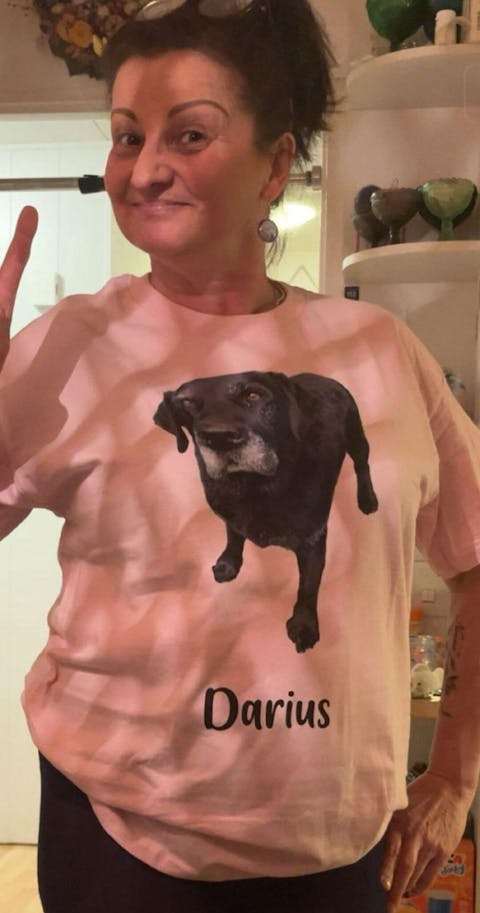 T-paita kuvalla ja tekstillä - ilman taustaa