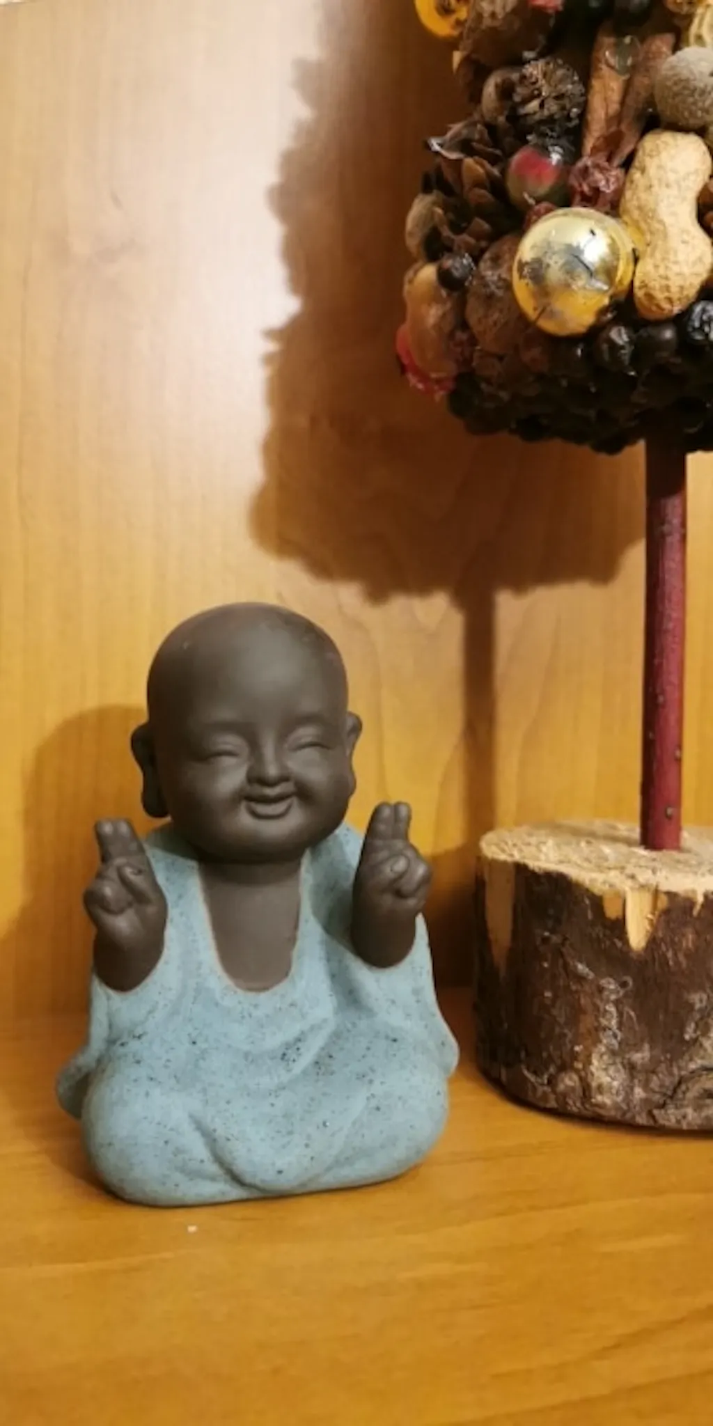 Grande Statue De Moine Bouddhiste En Prière - IXIA - 45 Cm - Résine Blanc Et Or