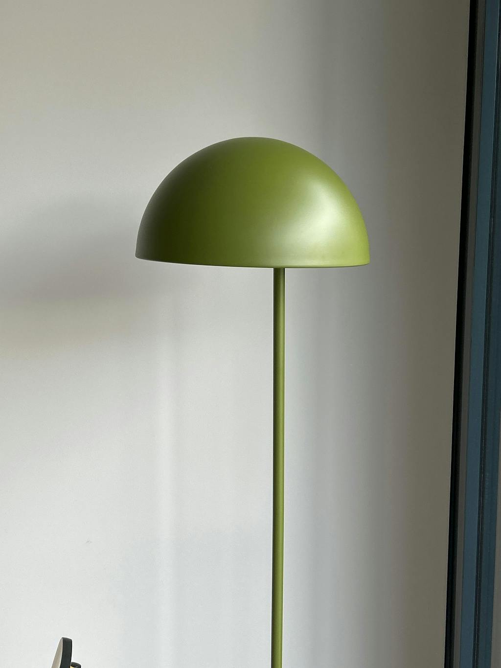 Catlar Stehlampe aus Eschenholz und Metall mit grünem Lackfinish