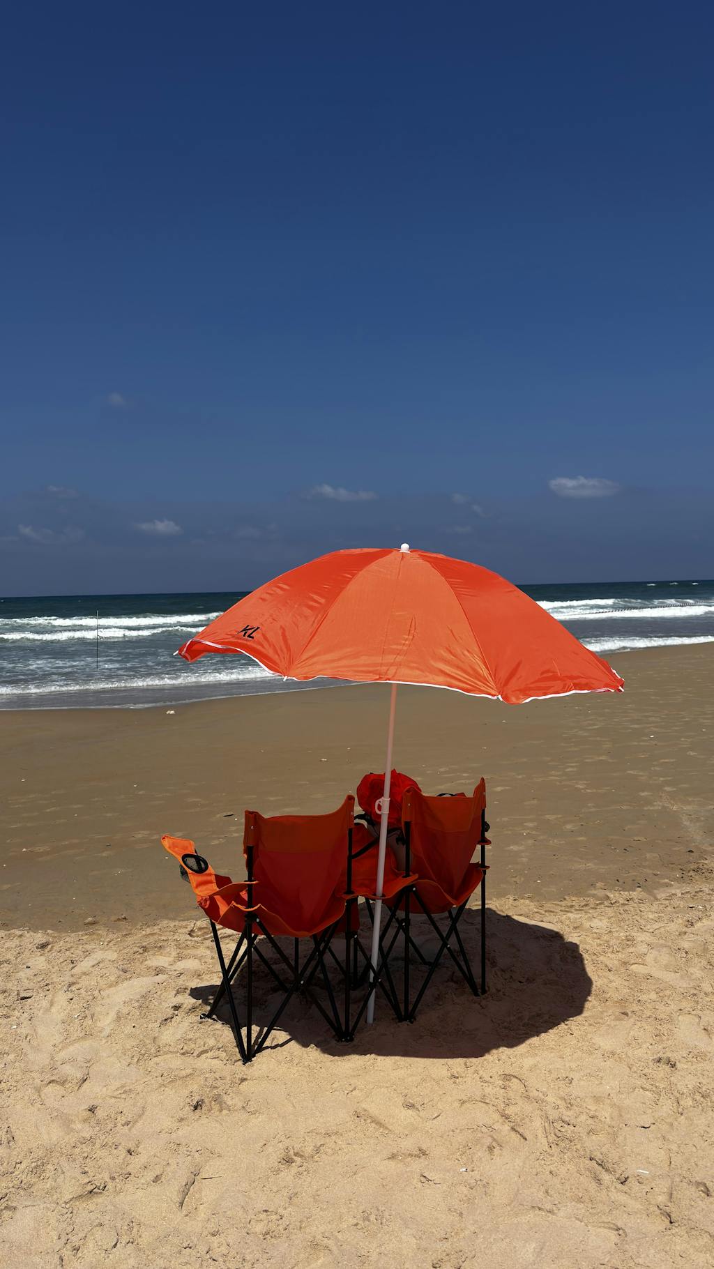 זוג כיסאות לחוף מתקפלים עם שמשייה תא אחסון וצידנית