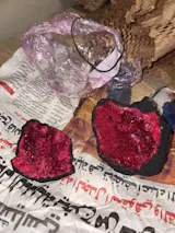 Géode de Calcite colorée Rouge – Pierre Naturelle Cristallisée du Maroc