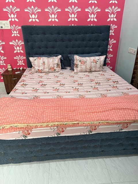 Kashyapa Rugs  Premium Cotton Bindi Design Fitted Bedsheet – Double Bed Size with 2 Pillow Covers