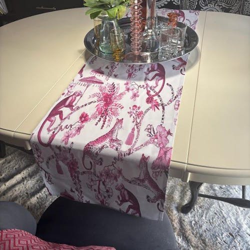 Chinoiserie Jungle Table Runner, Floral Pink, White Botanical Toile Country Farmhouse Table Decor