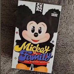 Disney Mickey Mouse Family Cute Together (Llavero Caja Sorpresa)