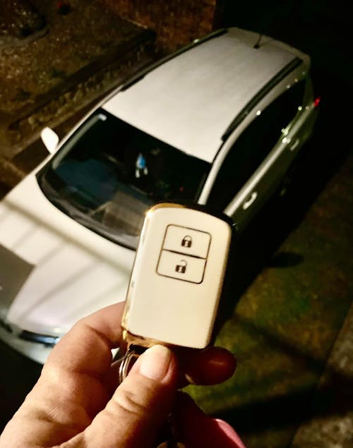 Holden Flip Key Cover - Commodore VE Series, Berlina Calais | (3 button) Silicone key fob cover accessory