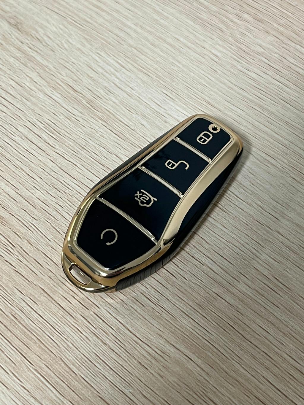 Universal Metal Car Keychain with Gold Trim TPU Lanyard