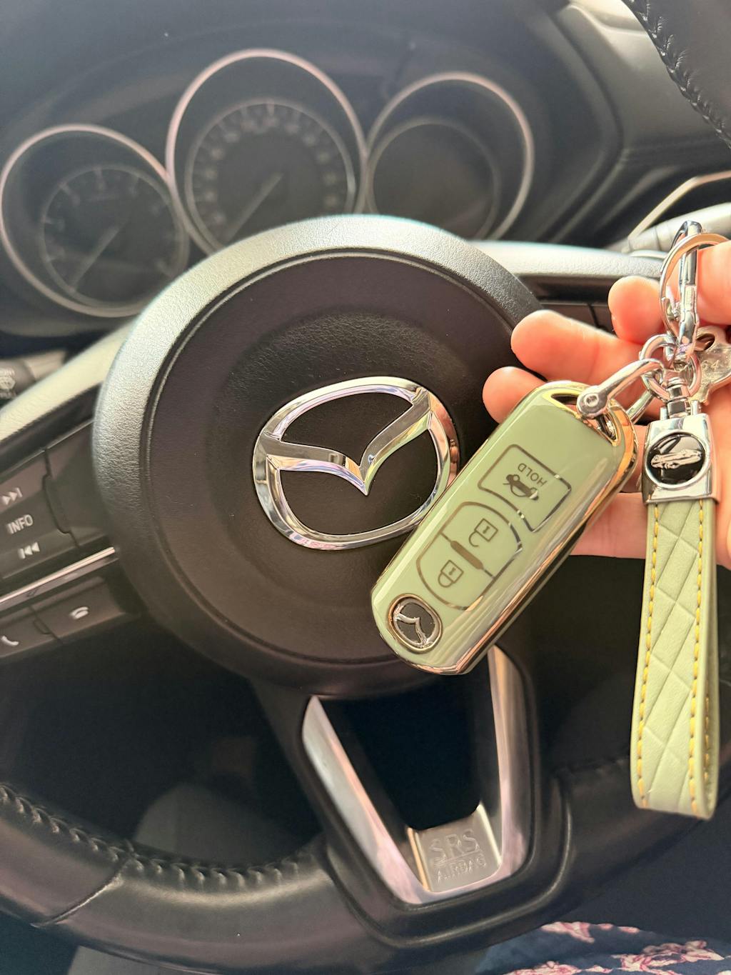 Quilted Leather Keychain – Premium Metal Clip Key Holder