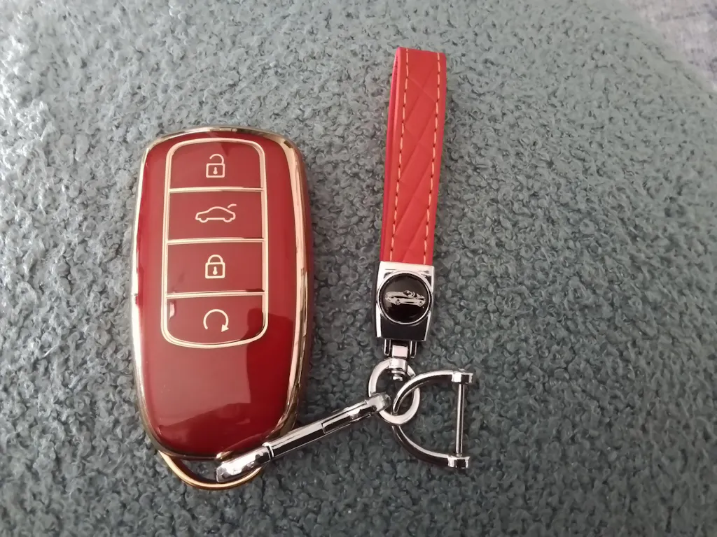 Quilted Leather Keychain – Premium Metal Clip Key Holder