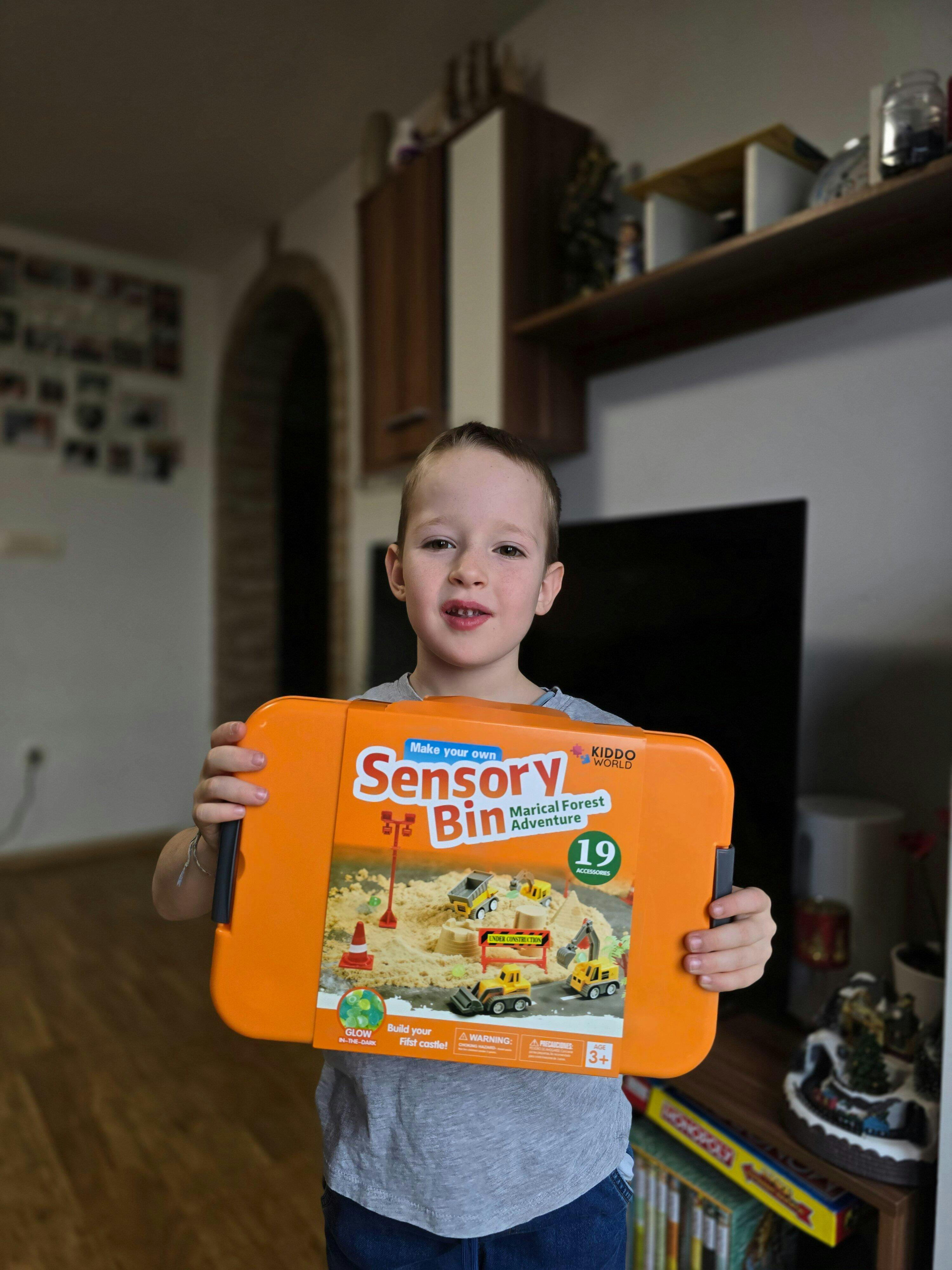 Cutie senzorială: Șantier – set cu nisip kinetic, pietricele