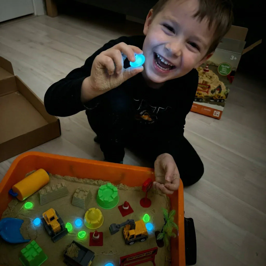 Cutie senzorială: Șantier – set cu nisip kinetic, pietricele