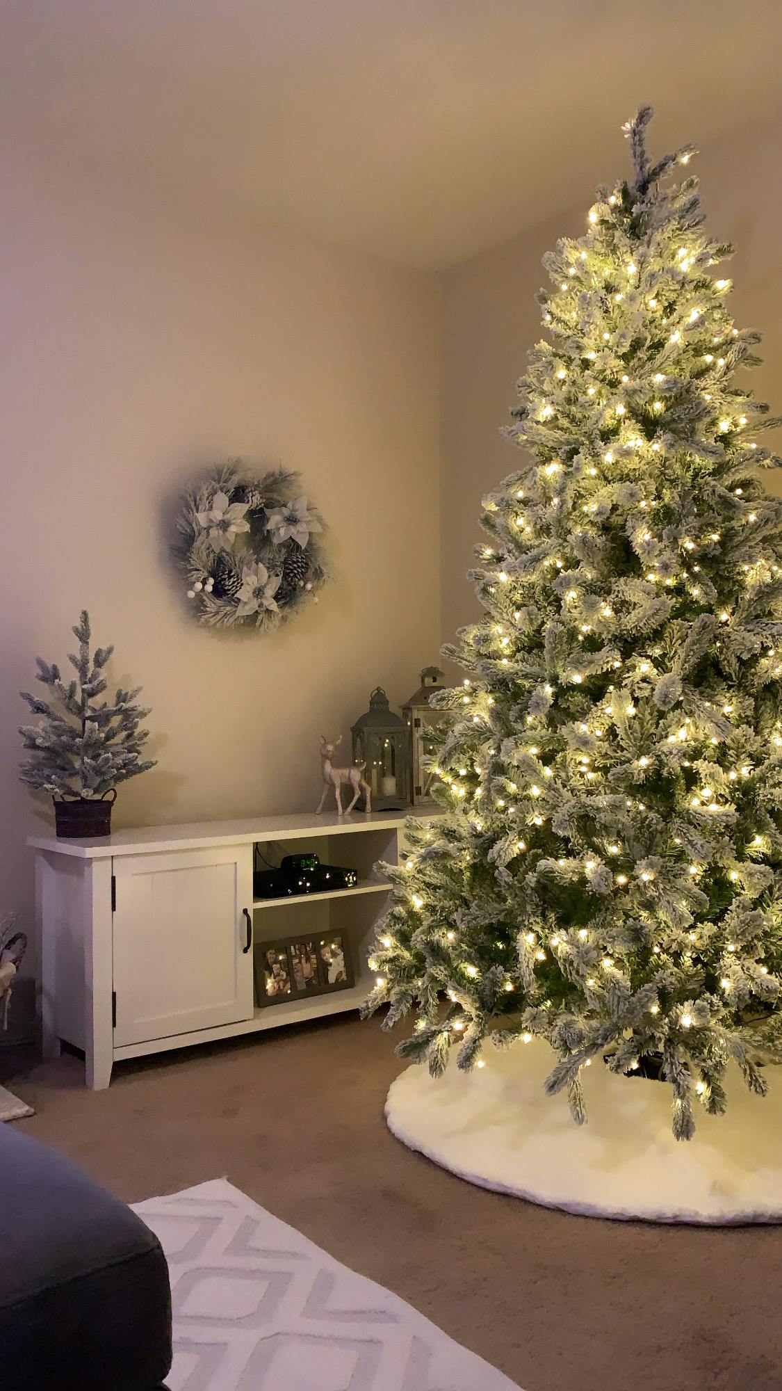 8 Foot King Flock Artificial Christmas Tree 900 LED Lights King of