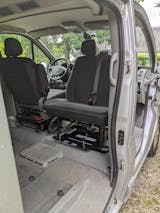 Hess Automobile - Kiravans Doppelsitzbank Drehkonsole für Nissan Primastar,  Opel Vivaro A und Renault Trafic Bj. 2001-2014
