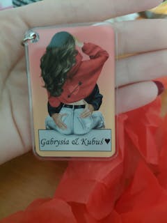 W ramionach ukochanego - Prezent dla zakochanych - Dwustronny personalizowany breloczek do kluczy