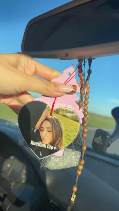 Zdjęcie i tekst - Prezent na każdą okazję -  Personalizowana zawieszka do samochodu