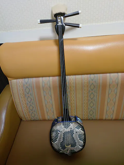 真壁型黒塗り 人工皮張り三線