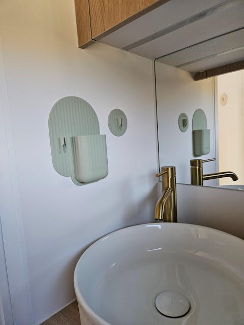 The Kyah | Toothbrush Or Razor Holder