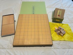 白椿（樺）上彫将棋駒+新榧卓上将棋盤+駒台 将棋３点セット 511-SGD-SS04