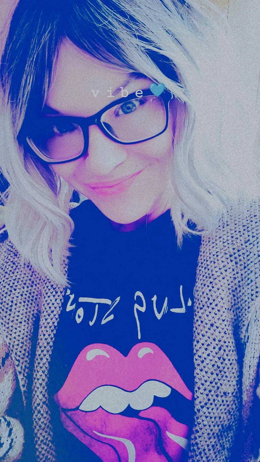 14-Inch Platinum Ash Blonde Ombré (Dark Roots) Shaggy Wave Synthetic Wig