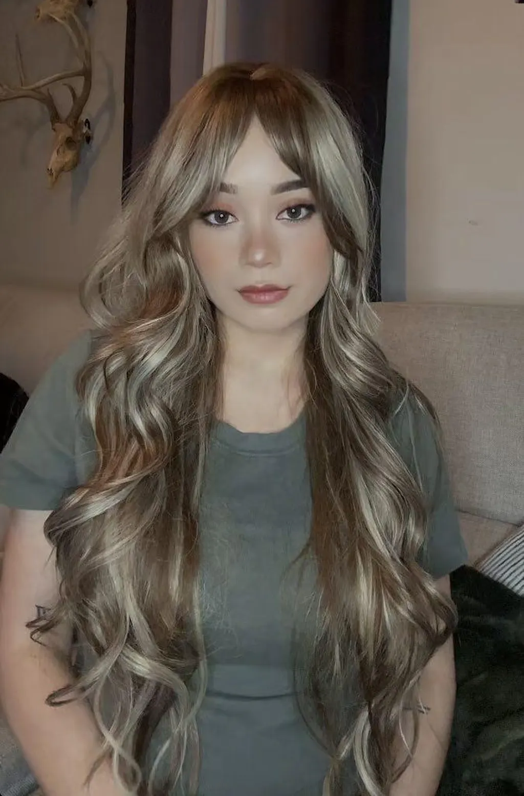 28-Inch Light Cooper-tint Chestnut Brown (All-over Muted Light Blonde Highlights) Subtle Layered Open Curl Butterfly Cut w/ Fettered Bangs Synthetic Wig