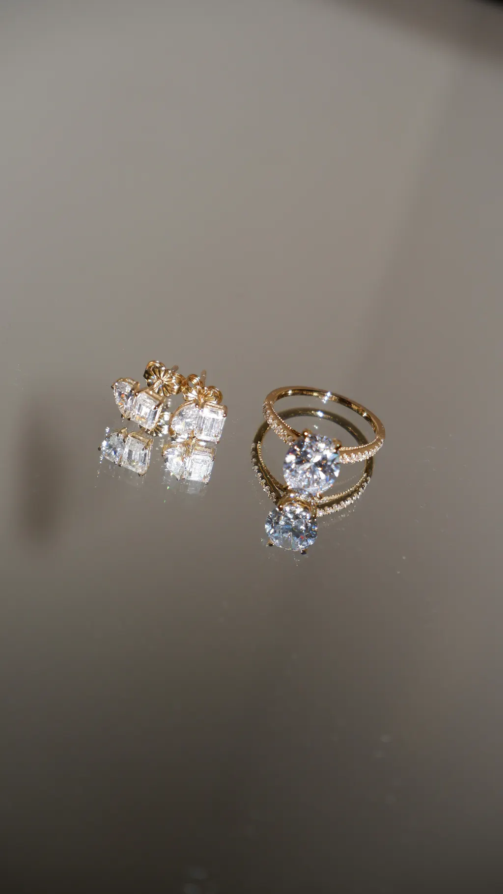 Melina丨3CT Oval Lab Diamond Engagement Ring with Cathedral Setting & Milgrain Pavé Band