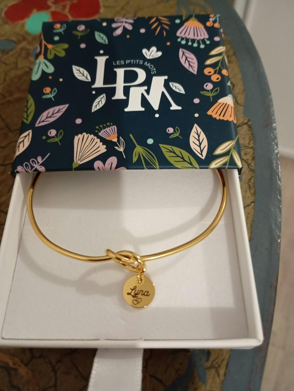 Bracelet personnalisé jonc nœud avec médailles de 10 mm à graver