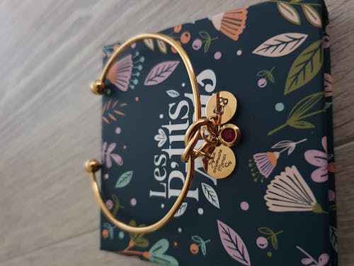 Bracelet personnalisé jonc nœud avec pierre de naissance et médailles de 10 mm à graver