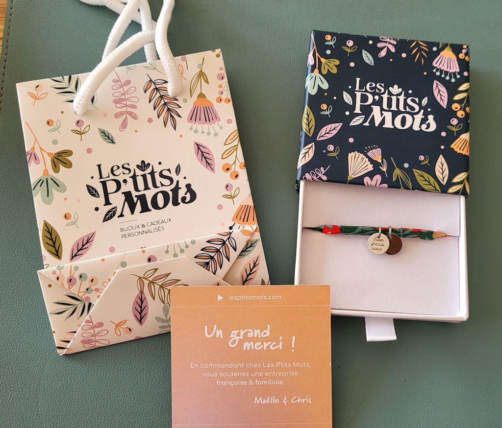 Bracelet liberty 2 tours avec médailles personnalisées de 10 mm et breloque nacrée - cadeau saint valentin