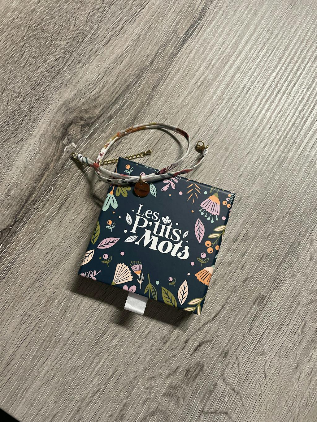 Bracelet liberty 2 tours avec médailles personnalisées de 10 mm et breloque nacrée - cadeau saint valentin