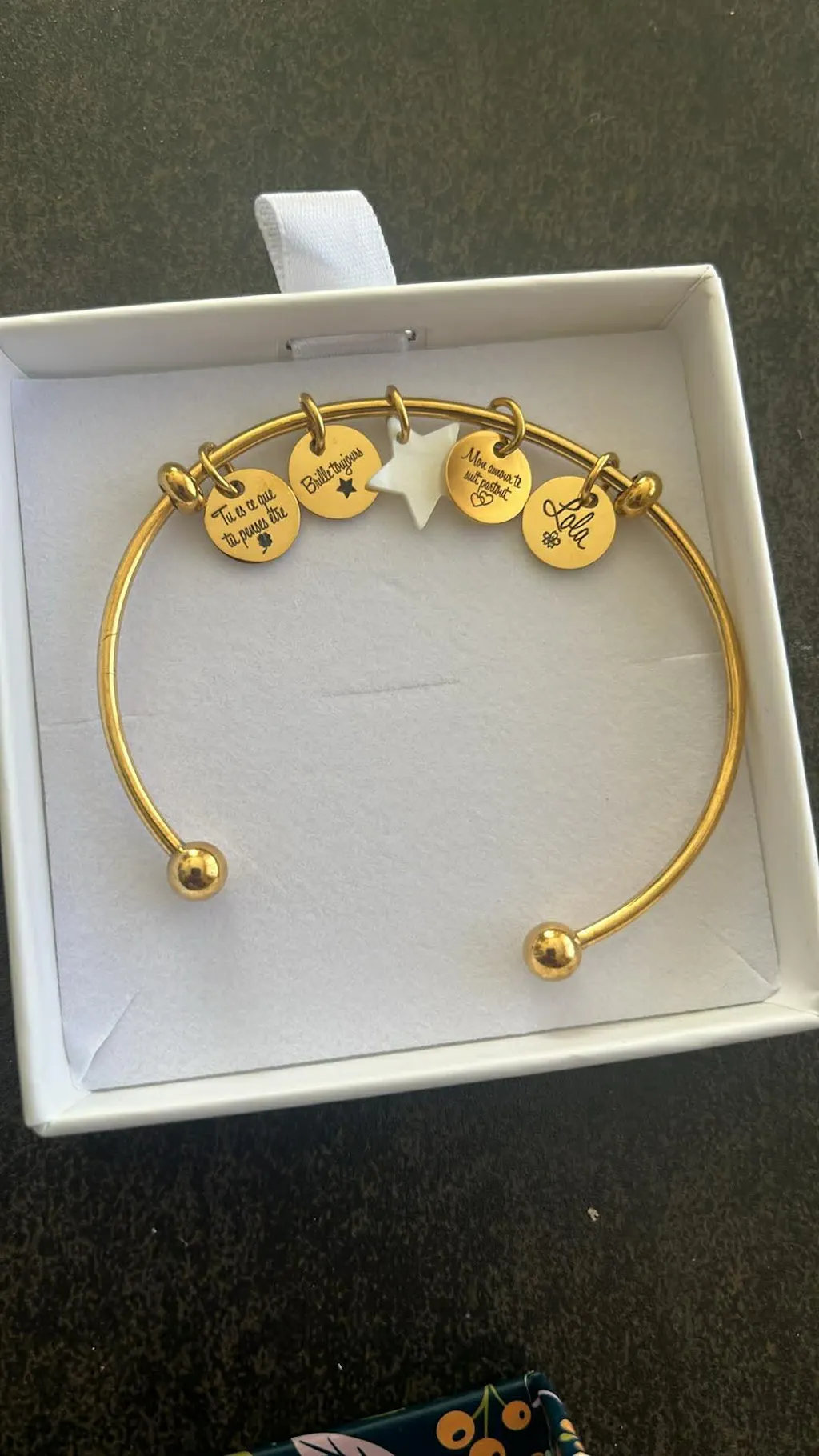 Bracelet personnalisé jonc semi ouvert avec médailles de 10 mm et breloque nacrée