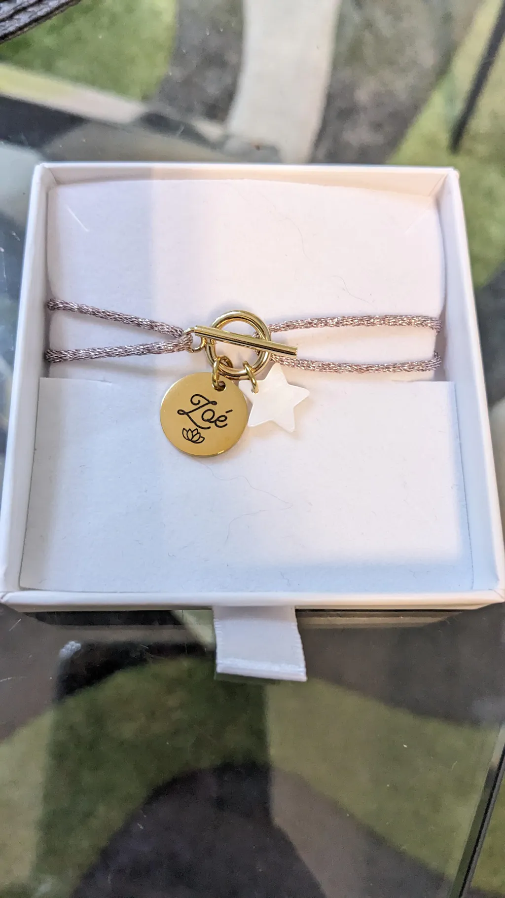 Bracelet personnalisé cordon pailleté fermoir T et médaille gravée