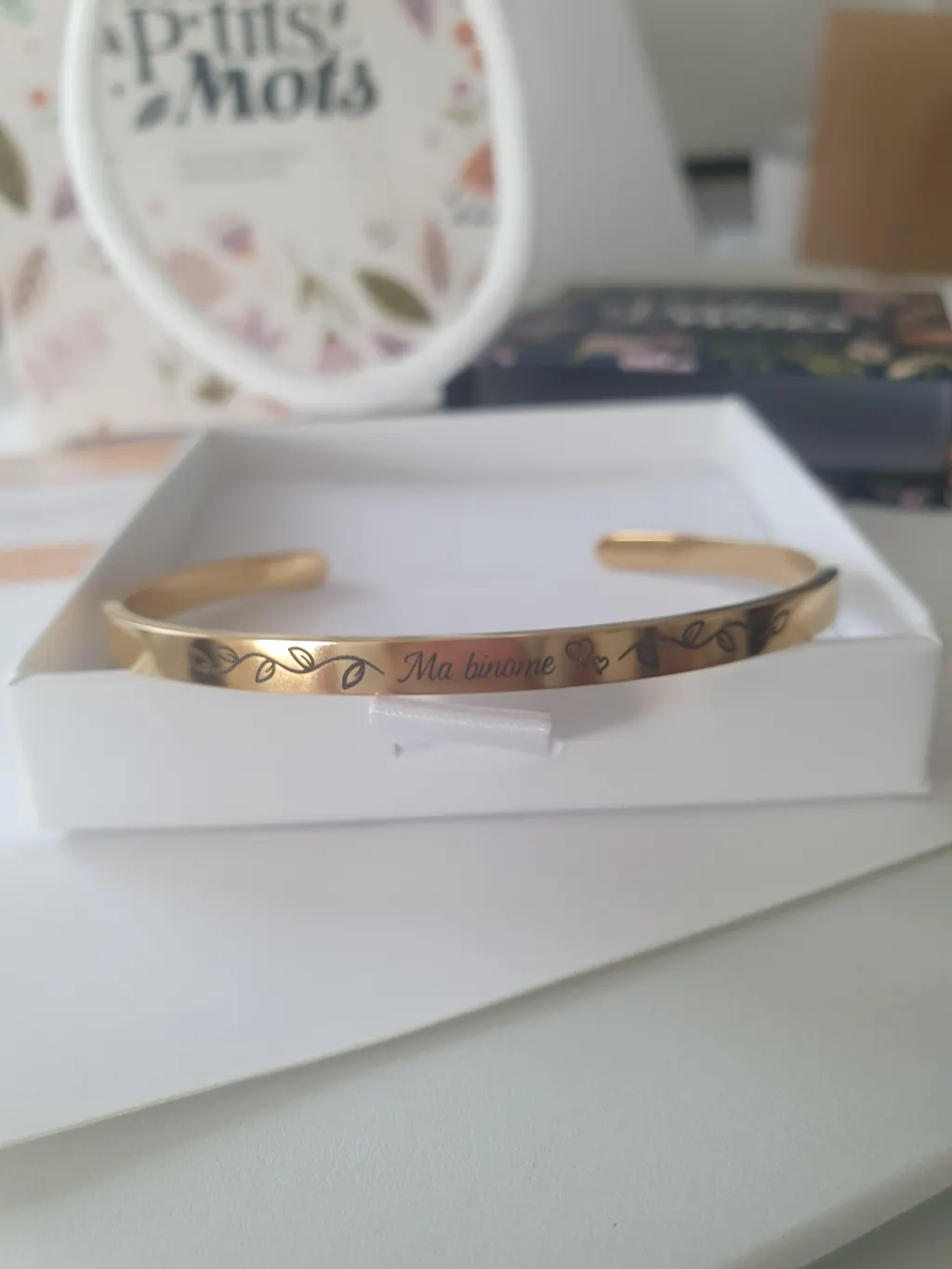 Bracelet jonc personnalisé arabesques florales et gravure