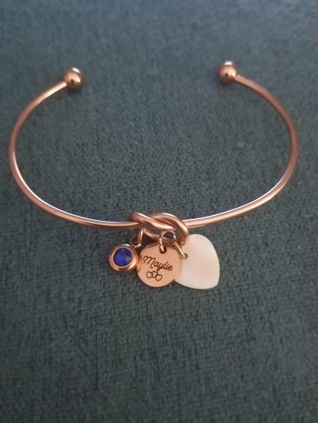 Bracelet personnalisé jonc nœud avec pierre de naissance et médailles de 10 mm à graver