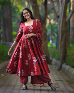 Off White Embroidered Cotton Kurta And Pant Setaã