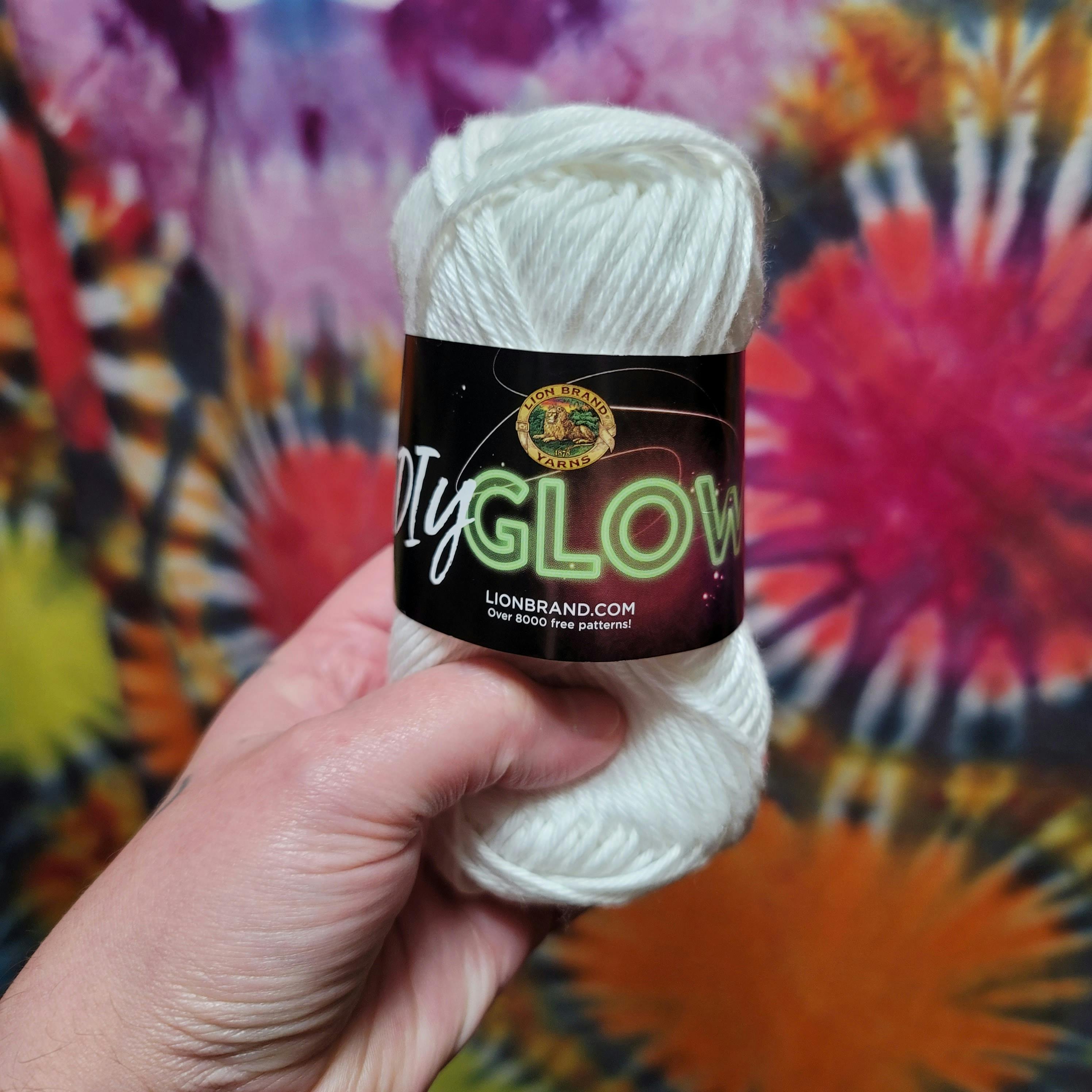 Lion Brand Yarn DIY Glow Chenille Garen, Paars Lion Brand Yarn DIY Glow Chenille Garen, Paars