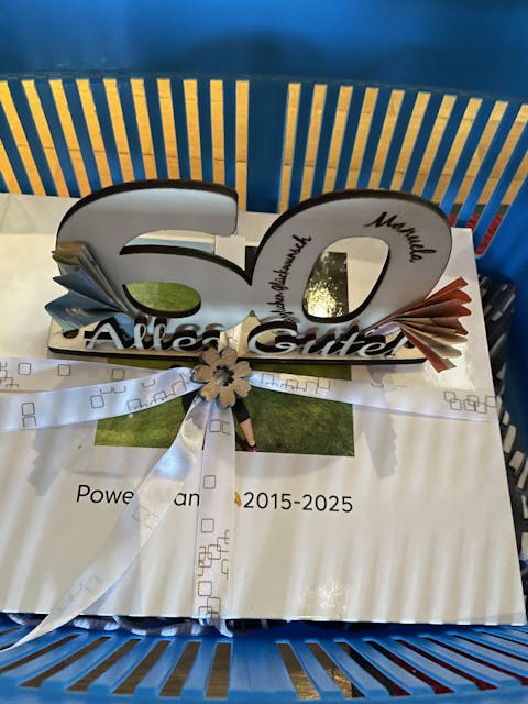 Geldgeschenk mit individueller Gravierung für runder Geburtstag mit Zahl und Wunschtext, personalisierbar, persönlich, originell, aus Holz