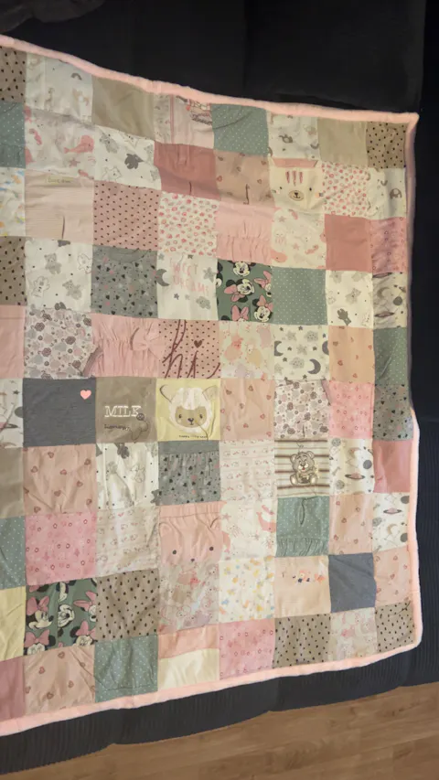 Erinnerungs-Krabbeldecke aus Babybodys | Individuelle Patchworkdecke aus Babykleidung | Kuscheldecke Upcycling personalisiert | handmade