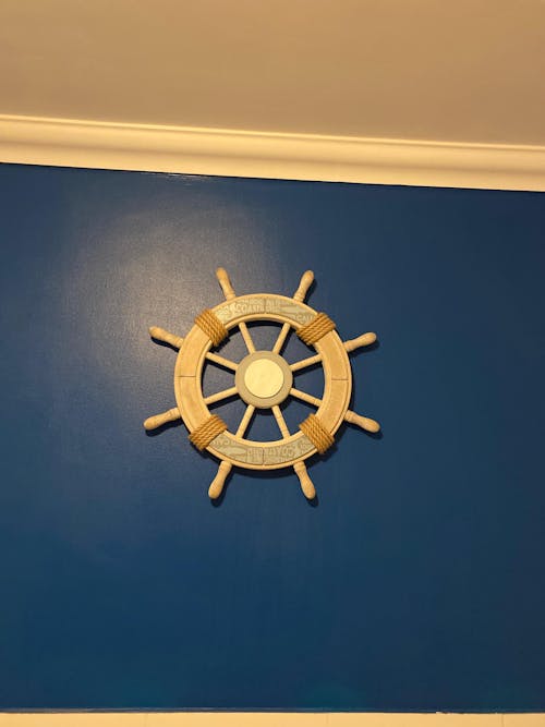 Large 61cm Nautical Ship Wheel Wall Decor – White & Blue with Rope Detailing
