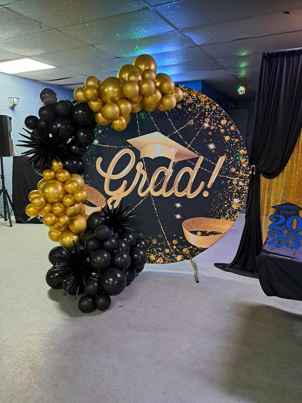 Black And Gold Glitter Graduation Party Round Backdrop - Lofaris