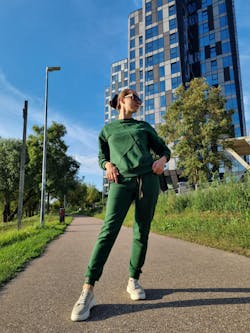 Žalias laisvalaikio kostiumas "Comfort" be pūkelio